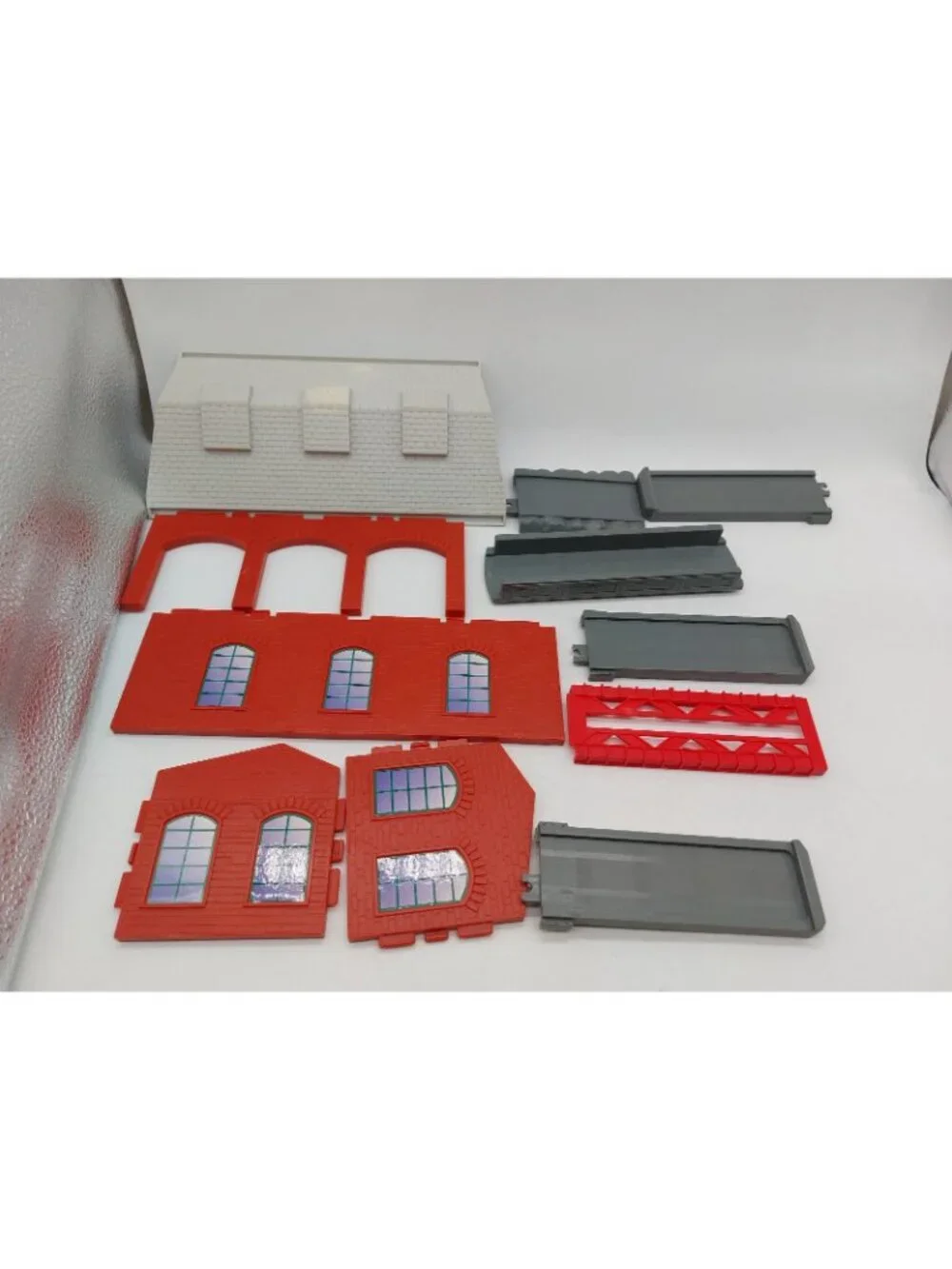 ERTL Thomas  & Friends Turntable Playset Shed And 5 Track Pieces 1996